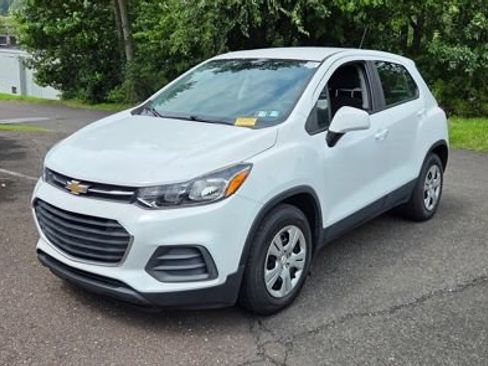 Used 2018 Chevrolet Trax LS FWD image 3