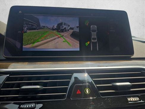 Used 2022 BMW 530i w/ Premium Package RWD image 11