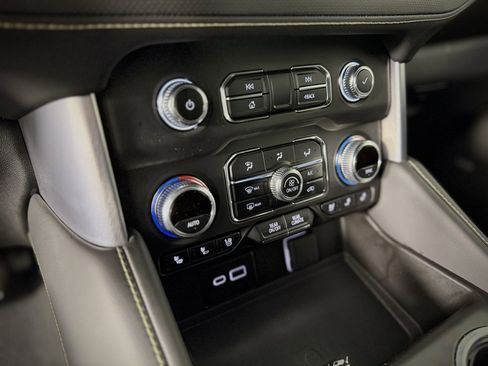 Used 2023 GMC Yukon XL SLT w/ SLT Premium Package image 25