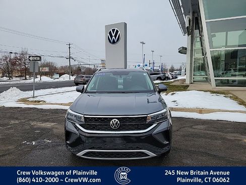 Certified 2022 Volkswagen Taos SE image 2