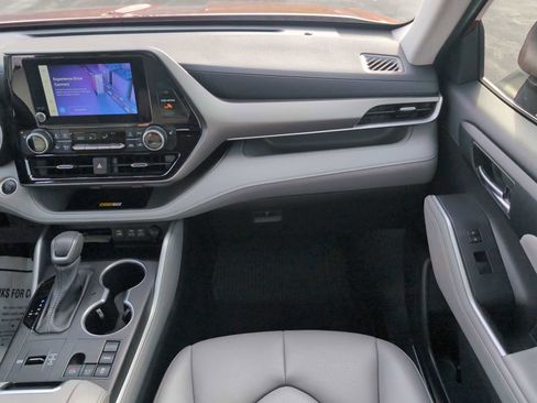 Used 2024 Toyota Highlander XLE image 29