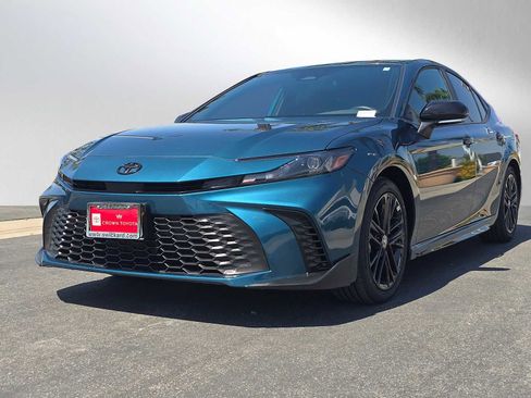 Used 2025 Toyota Camry SE image 7