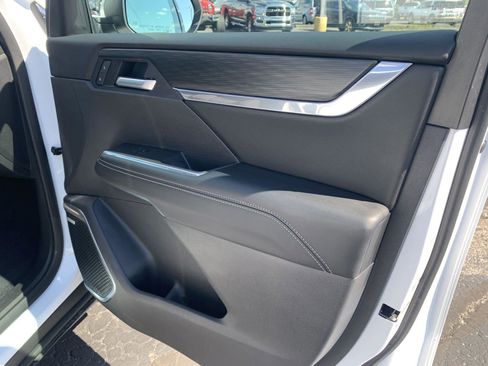 Used 2025 GMC Acadia Elevation image 11