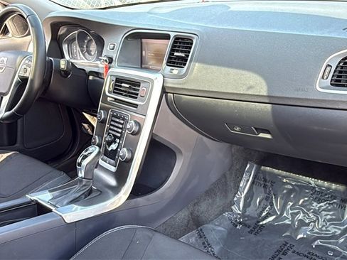 Used 2015 Volvo V60 T5 image 31