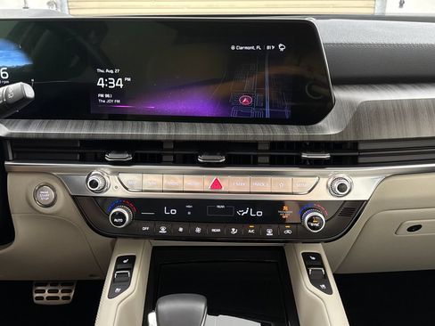Used 2025 Kia Telluride SX w/ SX Captain's Chair Package FWD image 21