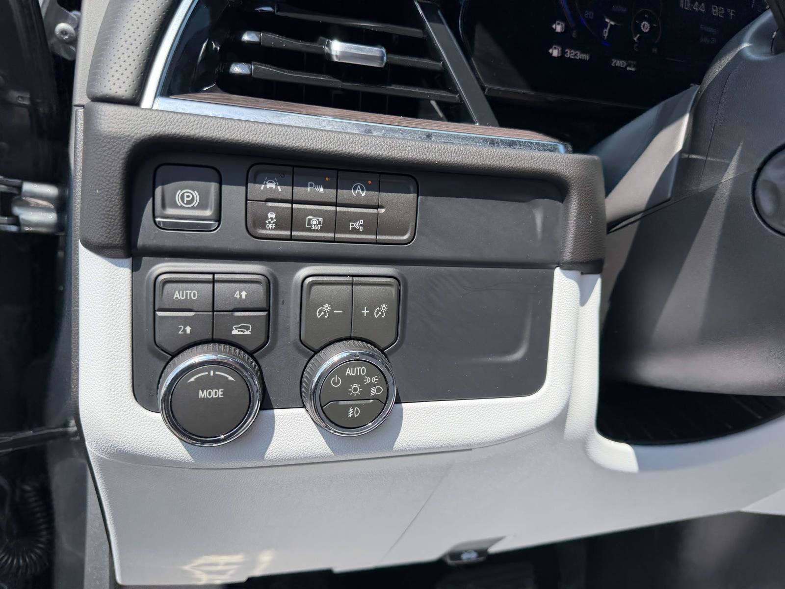 Certified 2026 Chevrolet Suburban Premier AWD/4WD image 19