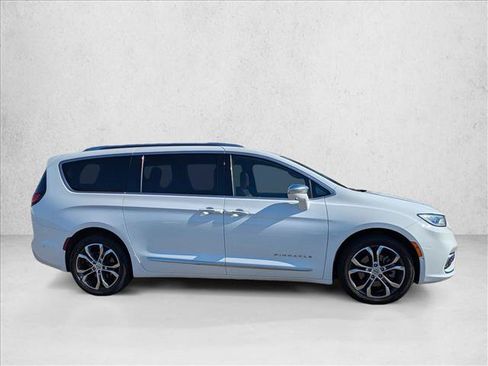 Used 2022 Chrysler Pacifica Pinnacle AWD/4WD image 4