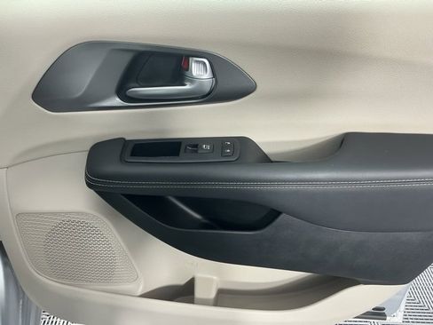 Used 2024 Chrysler Pacifica Touring-L image 13