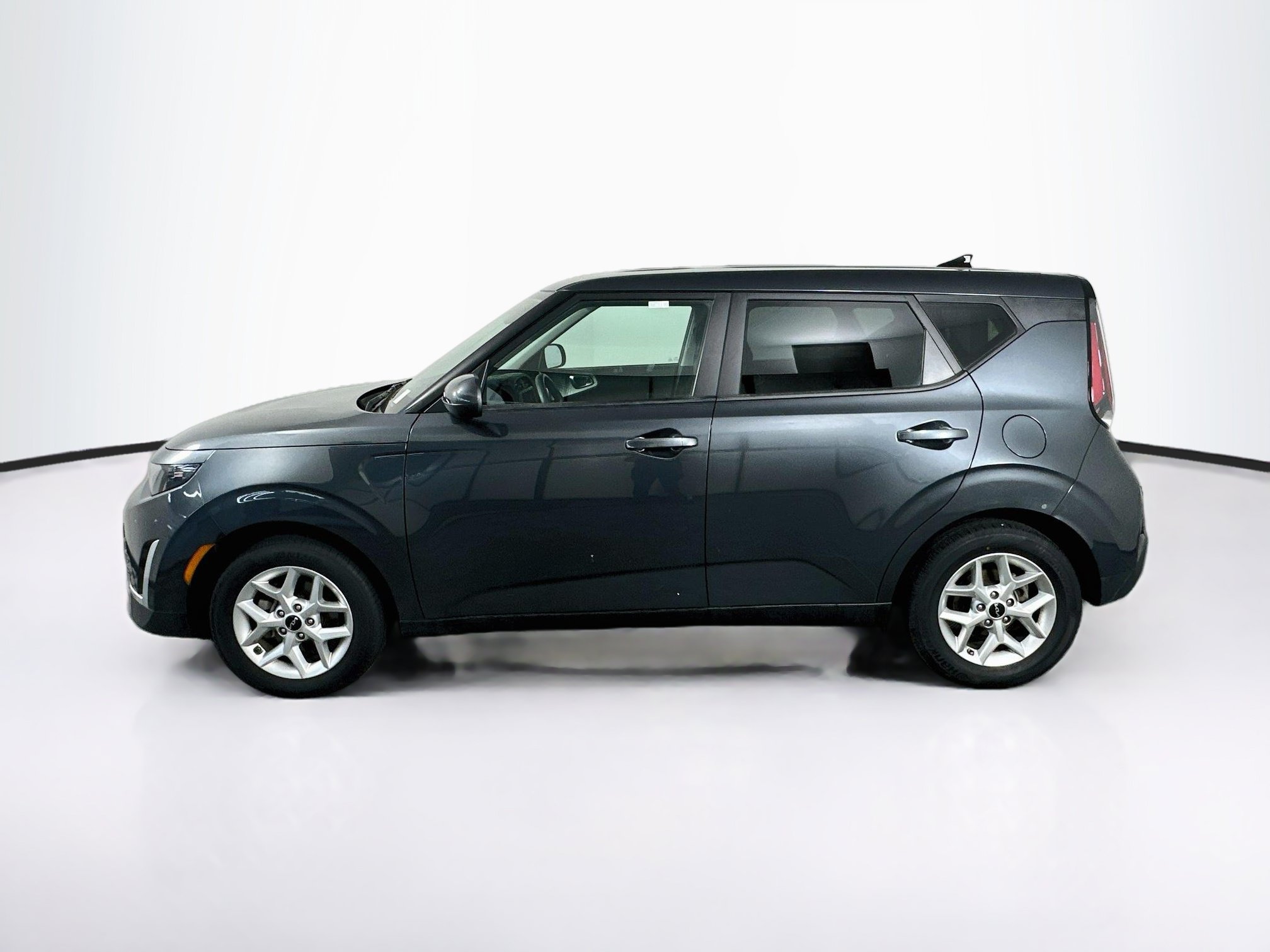 Used 2025 Kia Soul LX w/ LX Technology Package FWD image 4