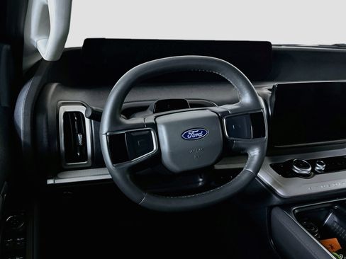 Used 2025 Ford Expedition Active AWD/4WD image 18