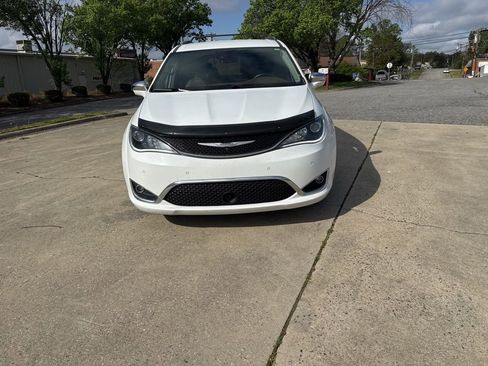 Used 2017 Chrysler Pacifica Limited image 13