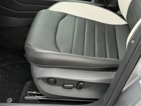 Certified 2025 Volkswagen Taos SEL image 22