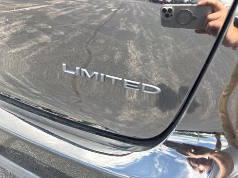 Used 2025 Chrysler Pacifica Limited FWD image 9