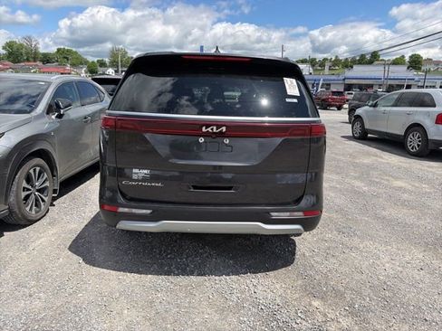 Used 2022 Kia Carnival EX FWD image 7