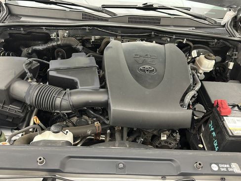 Used 2018 Toyota Tacoma SR5 AWD/4WD image 24