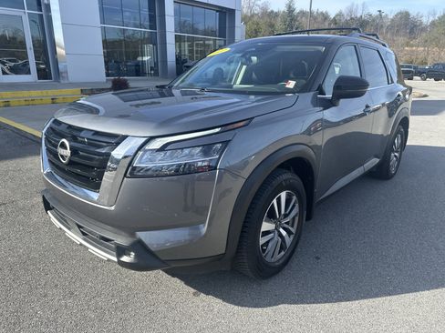 Used 2022 Nissan Pathfinder SL image 2