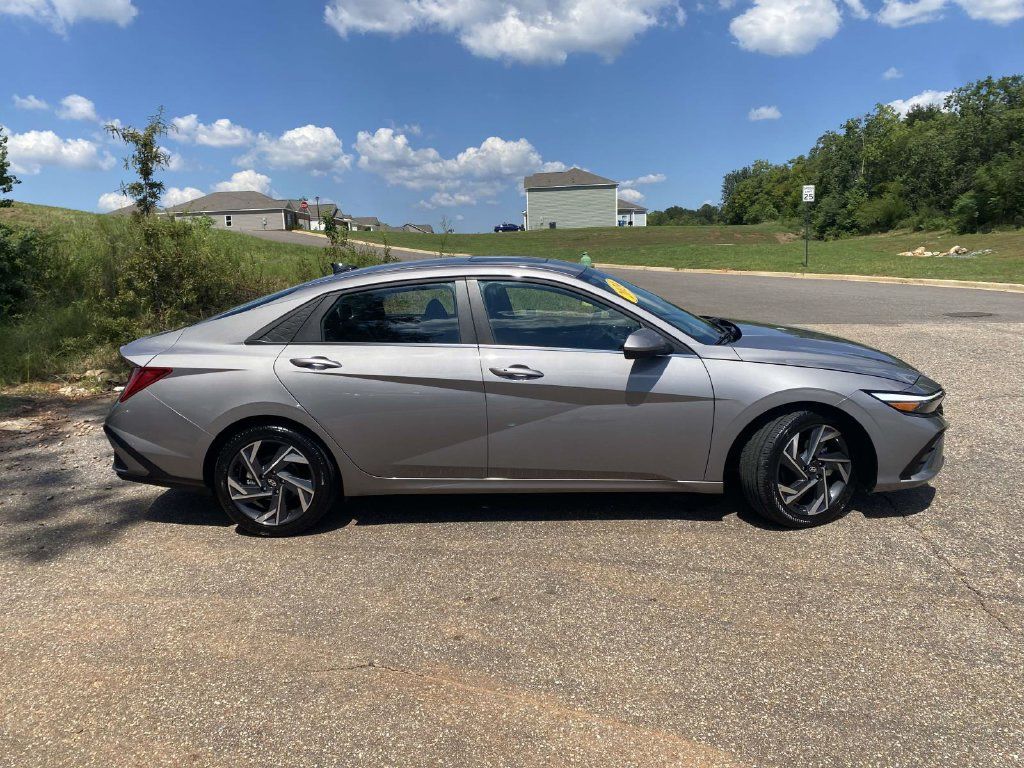 Used 2024 Hyundai Elantra SEL w/ Convenience Package FWD image 10