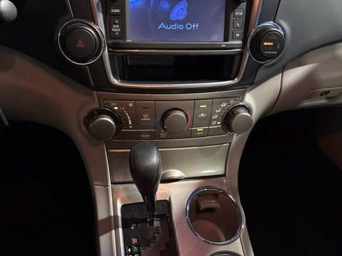 Used 2013 Toyota Highlander Plus AWD/4WD image 12