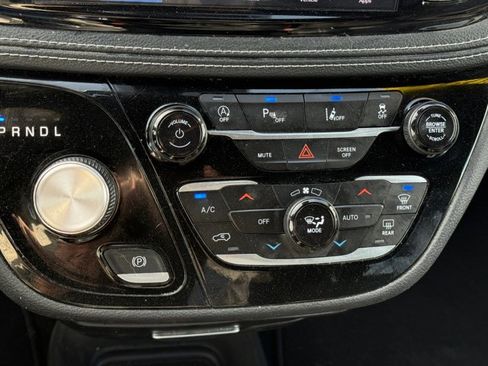 Used 2025 Chrysler Pacifica Select image 20
