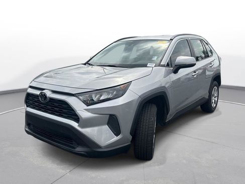 Used 2020 Toyota RAV4 LE FWD image 2