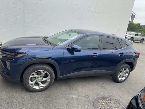 Used 2024 Chevrolet Trax LS w/ LS Convenience Package FWD image 2