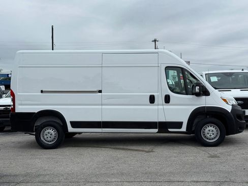 Used 2024 RAM ProMaster 2500 w/ Convenience Group FWD image 3
