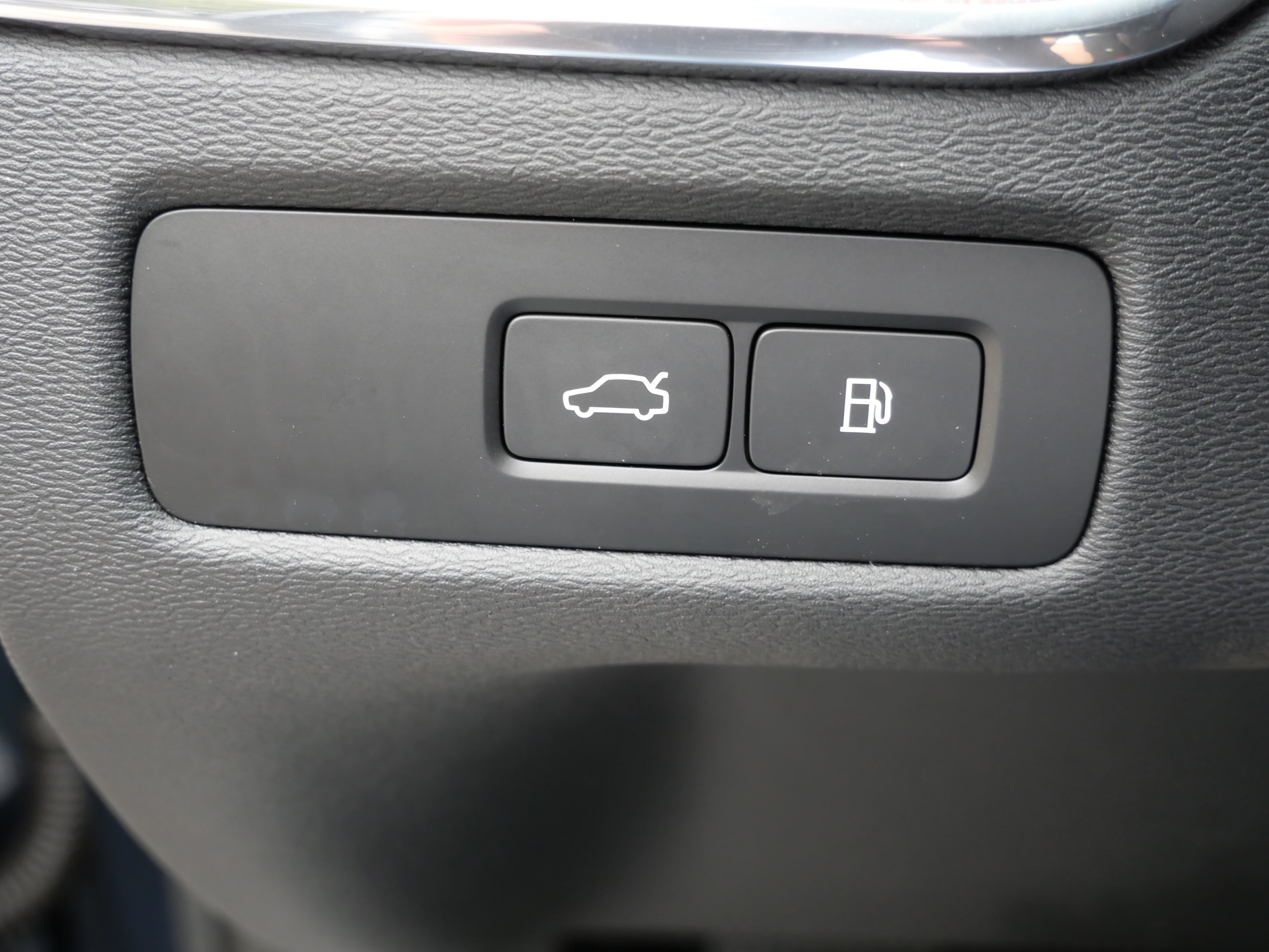 Certified 2024 Volvo XC60 T8 Plus w/ Climate Package AWD/4WD image 32