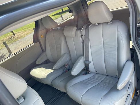 Used 2012 Toyota Sienna XLE w/ Entertainment Pkg image 10