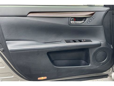 Used 2017 Lexus ES 300h image 12