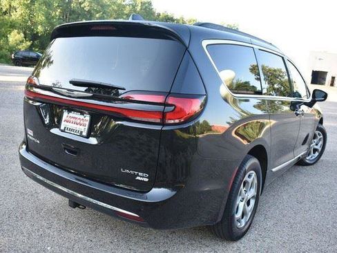 Used 2023 Chrysler Pacifica Limited AWD/4WD image 8