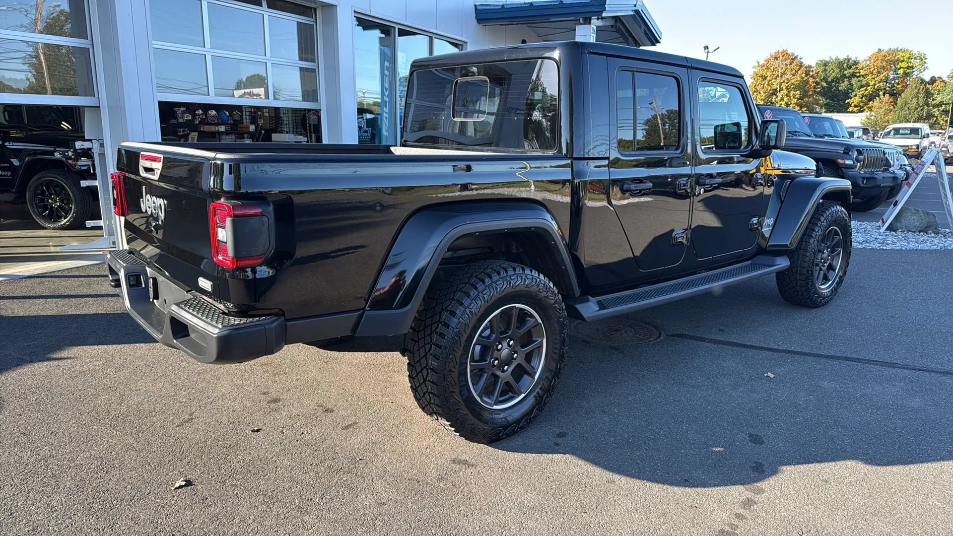 Used 2023 Jeep Gladiator Overland w/ LED Lighting Group AWD/4WD image 14