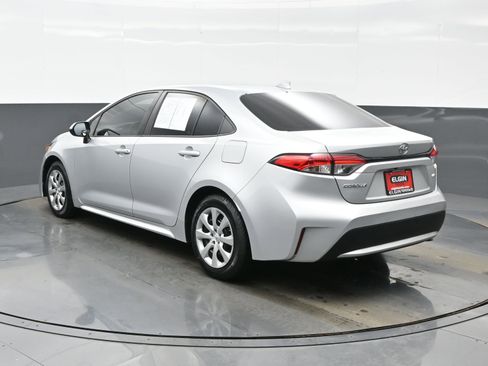 Used 2021 Toyota Corolla LE image 4