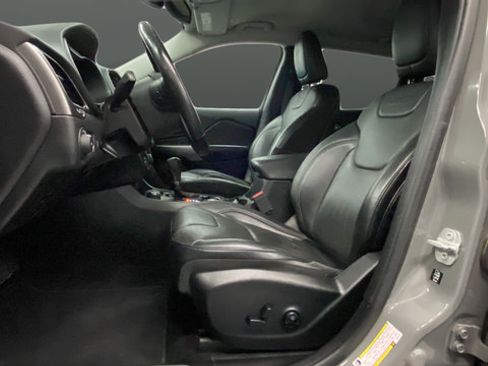 Used 2019 Jeep Cherokee Limited w/ Technology Group AWD/4WD image 9