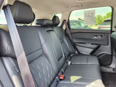 Used 2025 Nissan Rogue Platinum FWD image 15