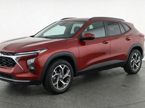 Used 2025 Chevrolet Trax LT FWD image 3