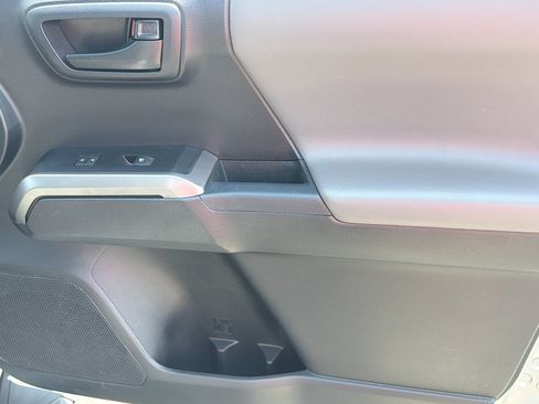 Used 2018 Toyota Tacoma SR5 RWD image 25