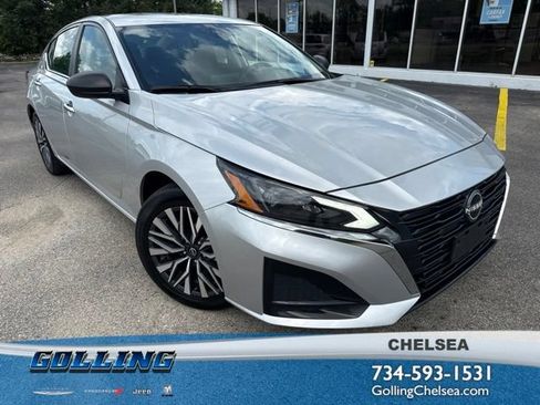 Used 2024 Nissan Altima 2.5 SV FWD image 1