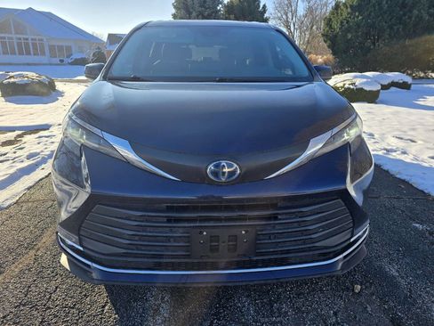 Used 2022 Toyota Sienna XLE image 2