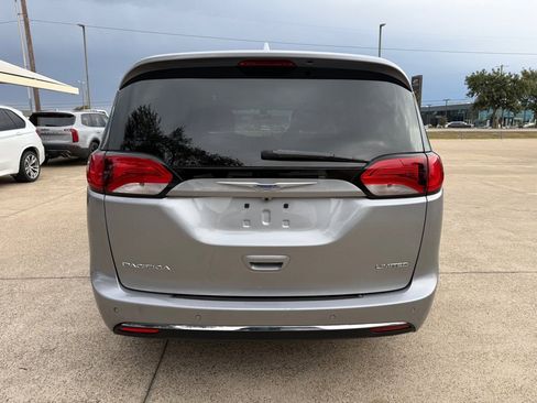 Used 2018 Chrysler Pacifica Limited FWD image 6