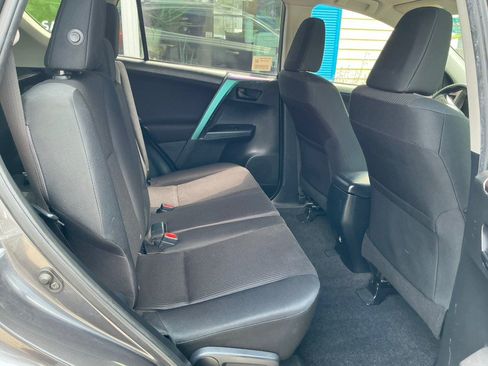 Used 2018 Toyota RAV4 LE w/ Carpet Mat Package AWD/4WD image 24