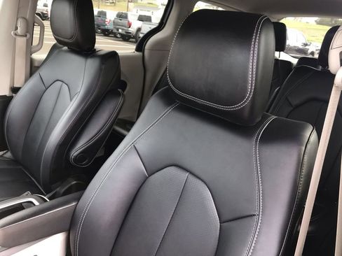 Used 2024 Chrysler Pacifica Touring-L image 11