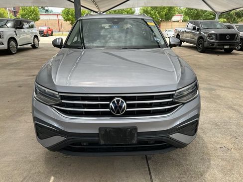 Used 2023 Volkswagen Tiguan SE w/ Panoramic Sunroof Package FWD image 2