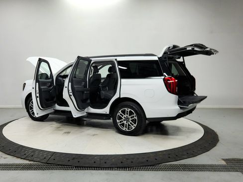 Used 2025 Ford Expedition Active AWD/4WD image 14