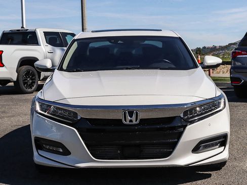 Used 2018 Honda Accord Touring image 2