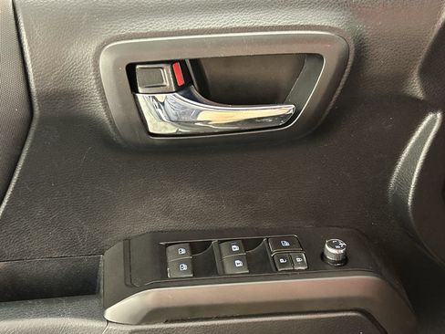 Used 2017 Toyota Tacoma TRD Sport AWD/4WD image 19