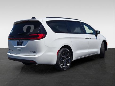 New 2027 Chrysler Pacifica Limited w/ Family Tech Group AWD/4WD image 5