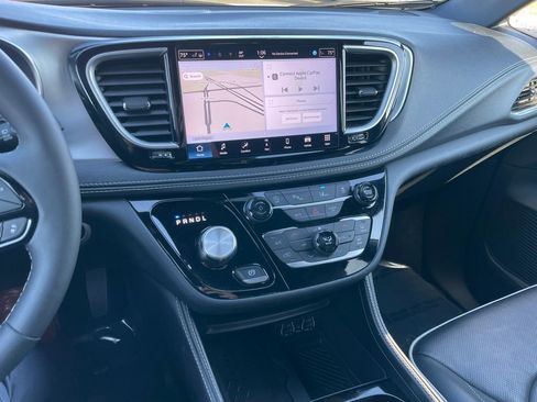 Used 2025 Chrysler Pacifica Limited image 11