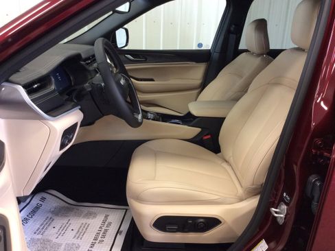 Used 2024 Jeep Grand Cherokee Limited image 16