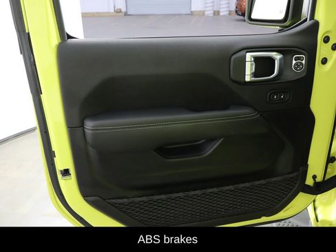 Used 2022 Jeep Wrangler Unlimited Sahara w/ Cold Weather Group AWD/4WD image 13
