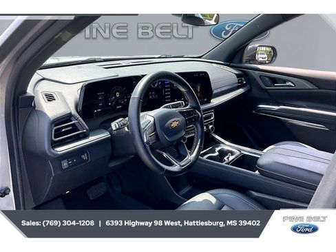 Used 2025 Chevrolet Traverse LT w/ Driver Confidence Package FWD image 12